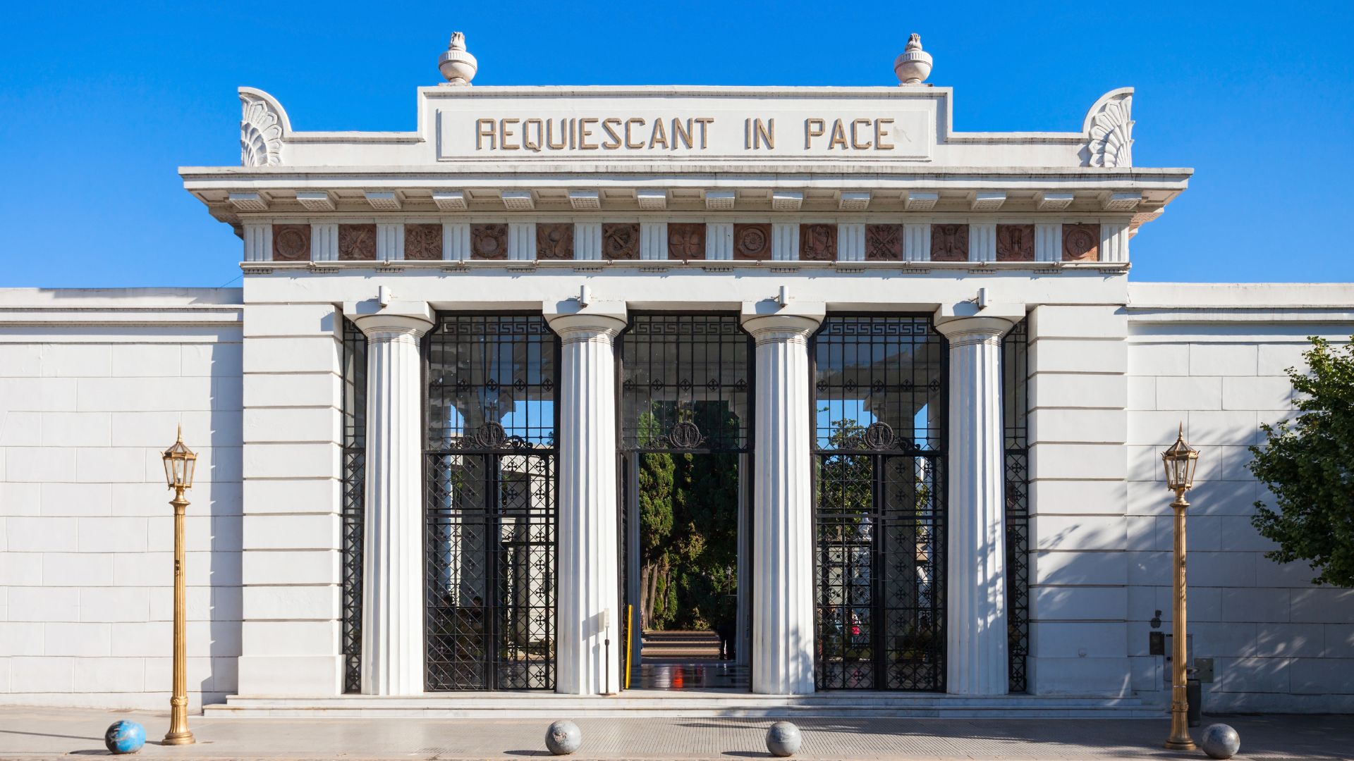 Cementerio de La Recoleta, Ciudad Autónoma de Buenos Aires. A metros del hotel Howard Johnson Buenos Aires Florida.